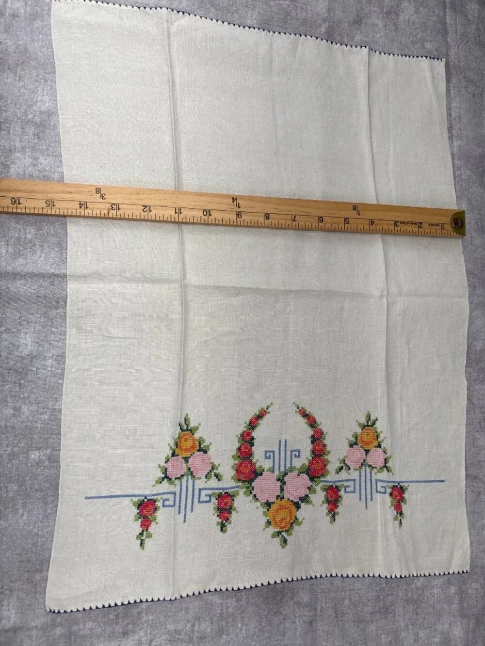 Embroidered Floral Linen Finger Towel Handmade 19" x 14" Delicate Stitching Vtg - Picture 4 of 10